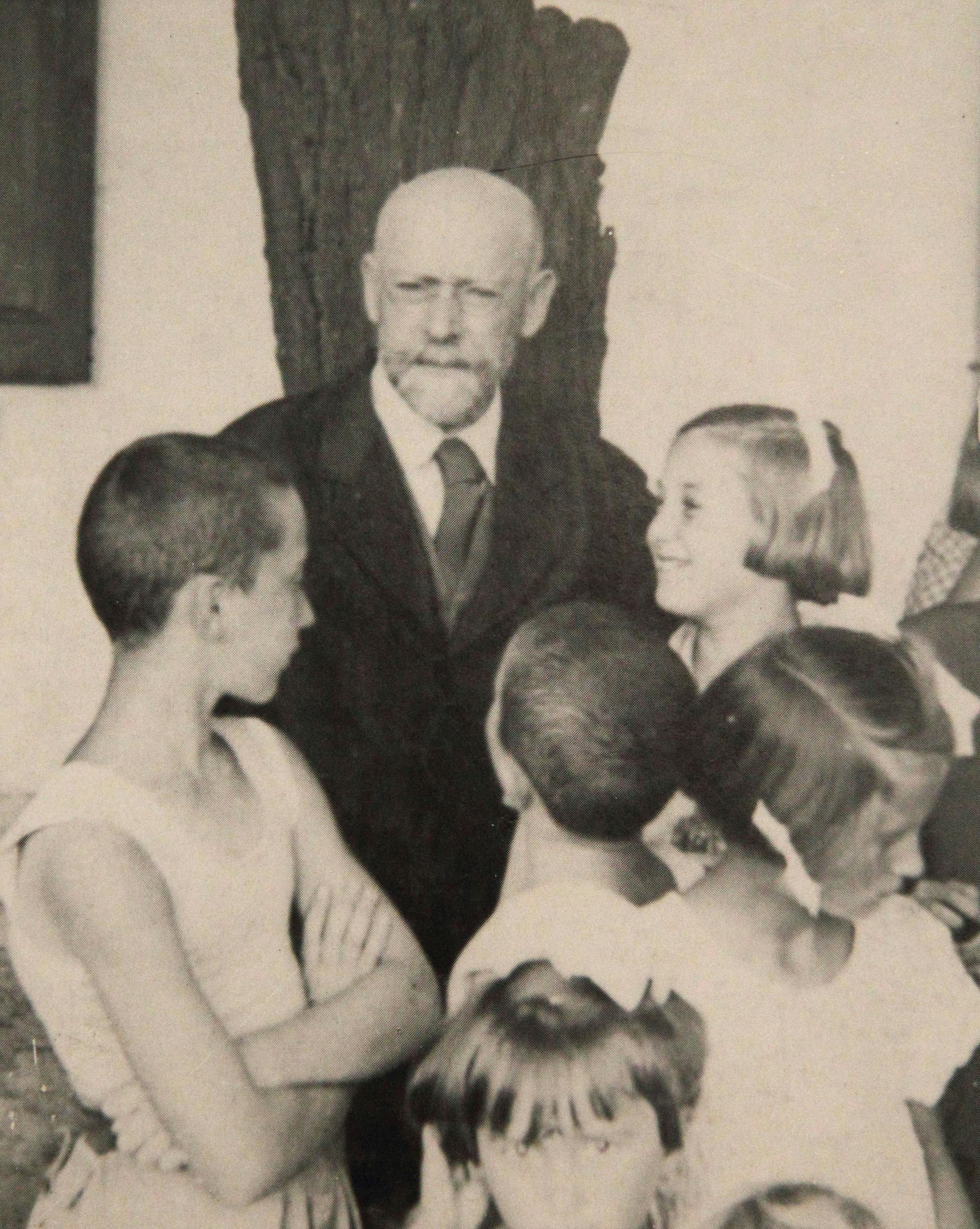 Črno-bela fotografija Janusza Korczaka s petimi otroki