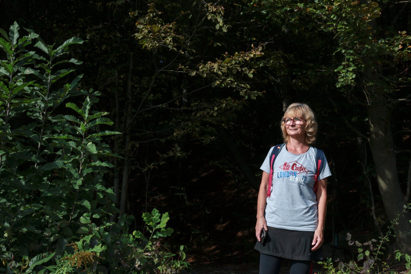 Ženska v športnih oblačilih v gozdu