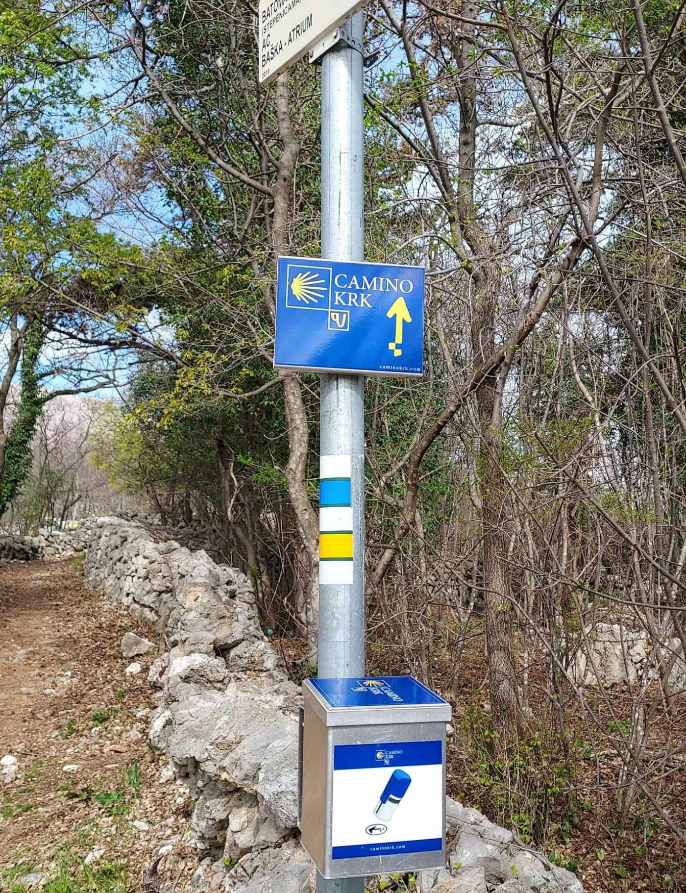 Modra usmerjevalna tabla na pohodniški poti