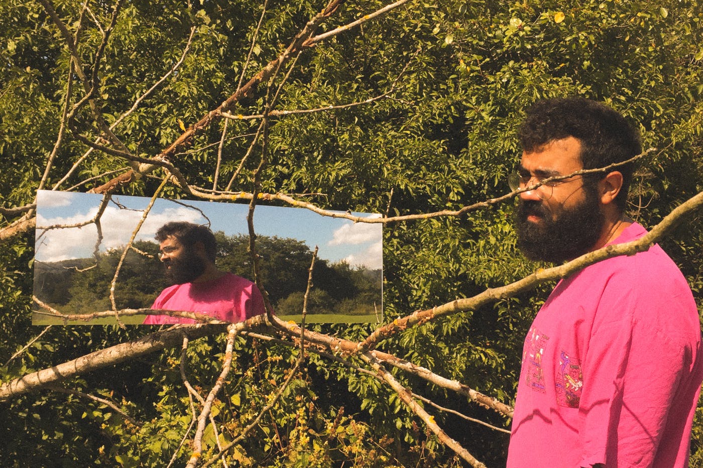 Tschimy fotografiran zunaj med drevesi, med vejami je ogledalo z njegovim odsevom