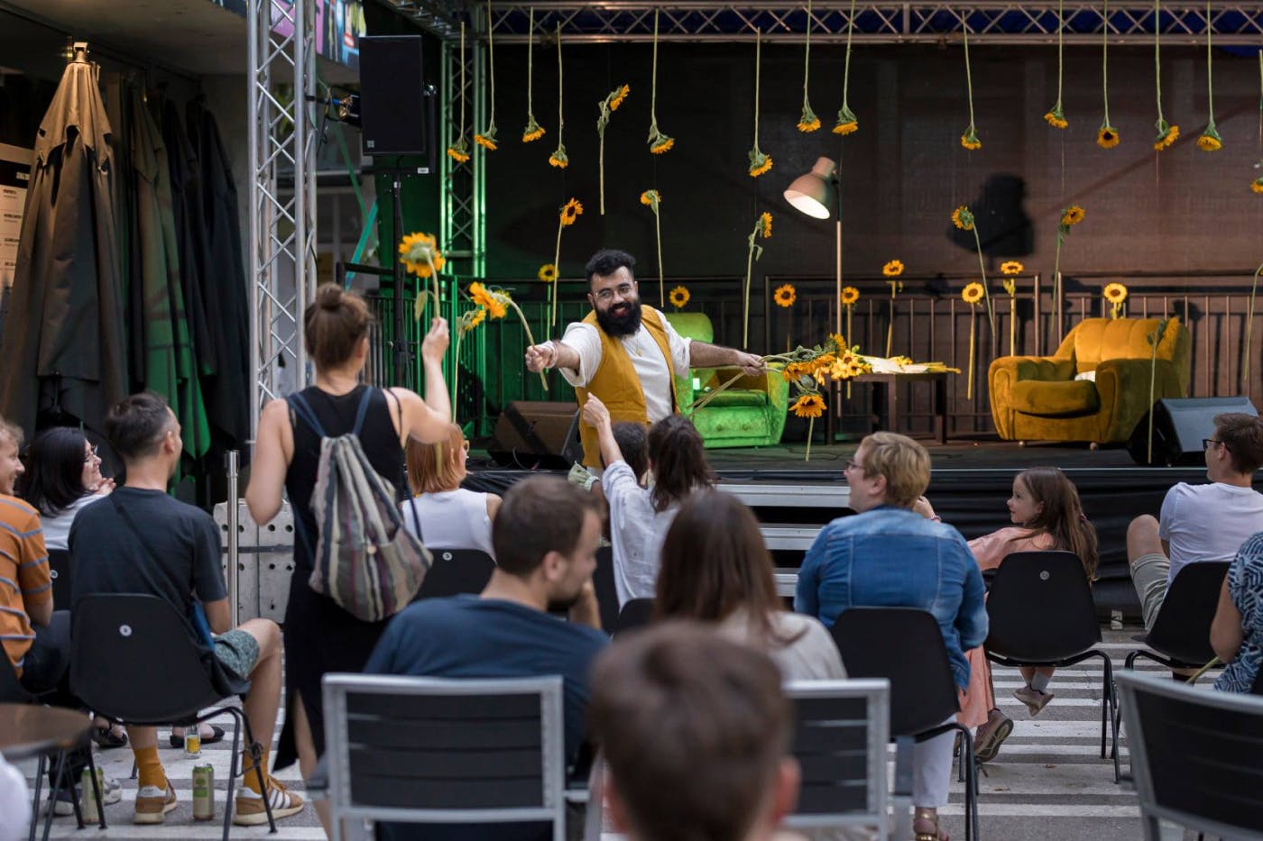 Tschimy med nastopom, gledalcem podaja sončnice