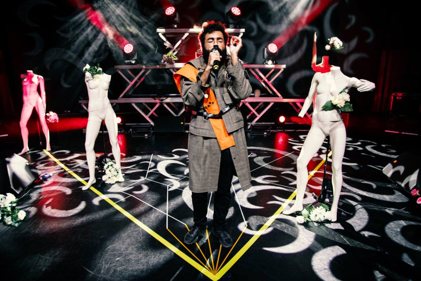 Tschimy med nastopom na odru, okoli njega so lutke