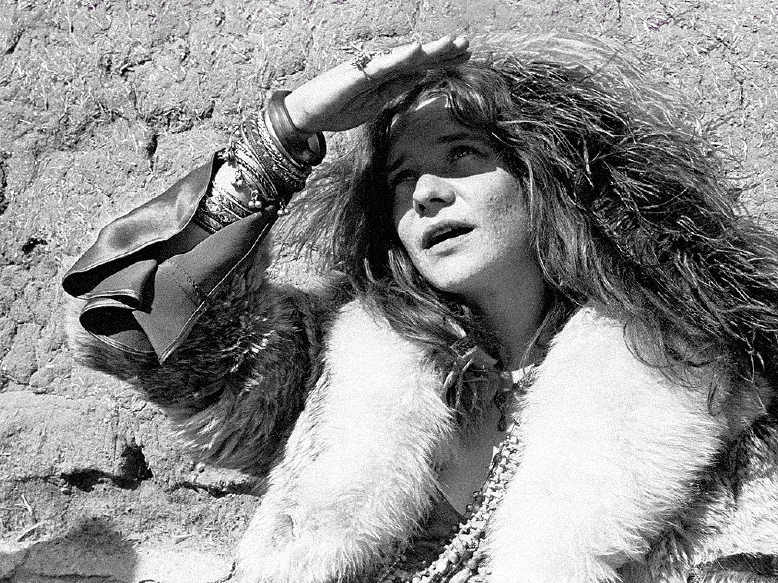Janis Joplin sloni na zidu in zre v nebo. Izsek iz filma Janis Joplin Otožno dekle.
