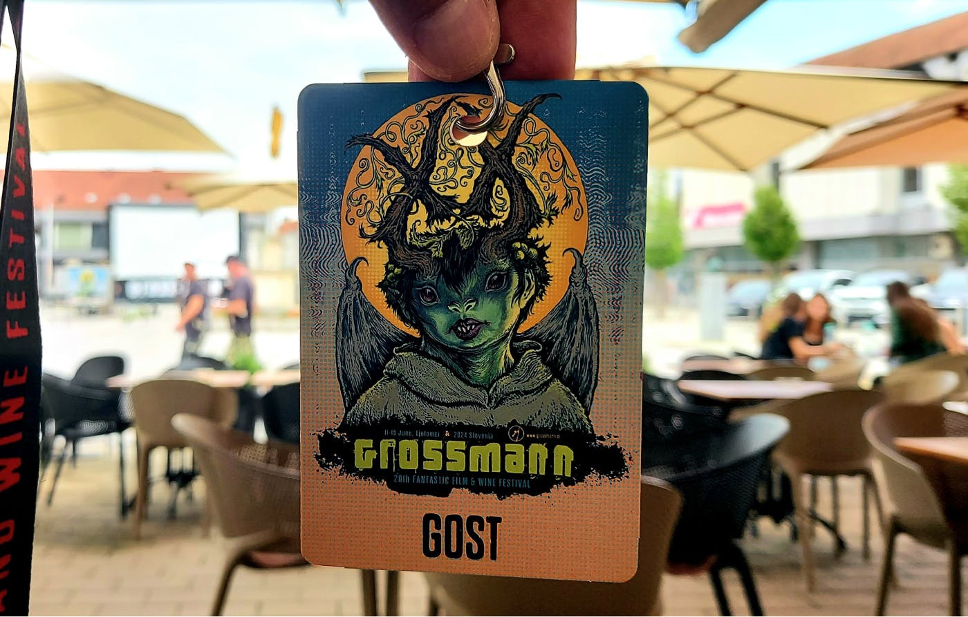 Akreditacija z logom festivala, spodaj piše "gost"