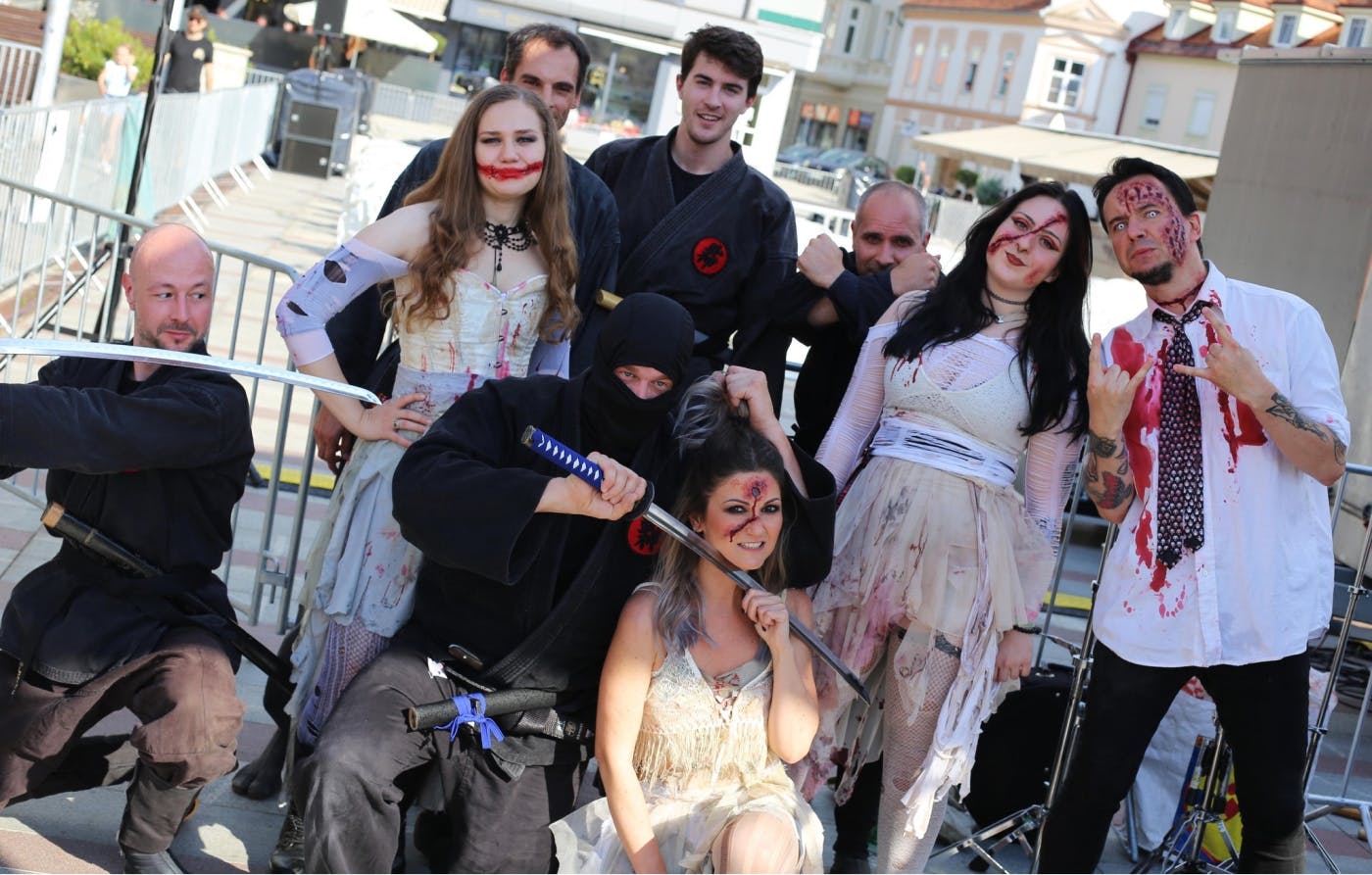 Gostje festivala v kostumih in ličilih z umetno krvjo