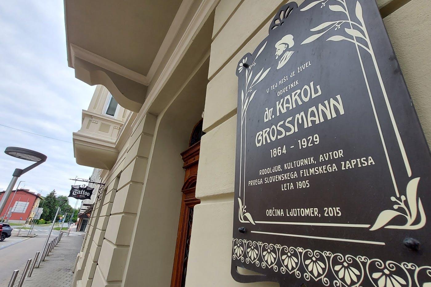 Napis pred Grossmannovo hišo