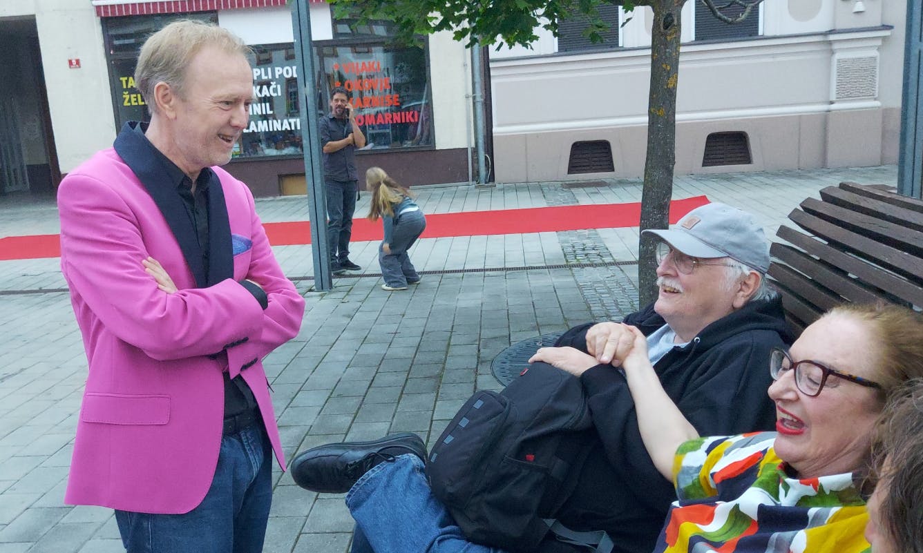 Matjaž Javšnik med pogovorm z zakoncema Šijan