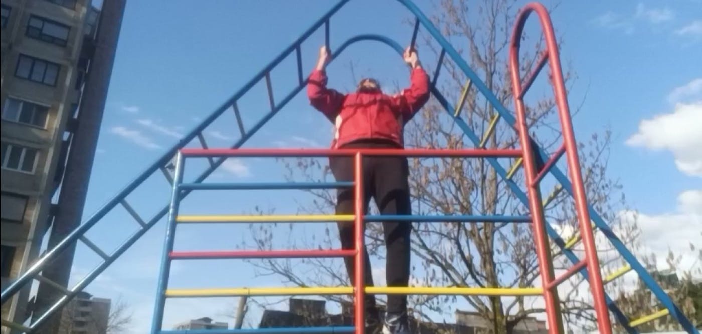 Muanis med dvigovanjem lastne teže na zunanjih ogrodjih