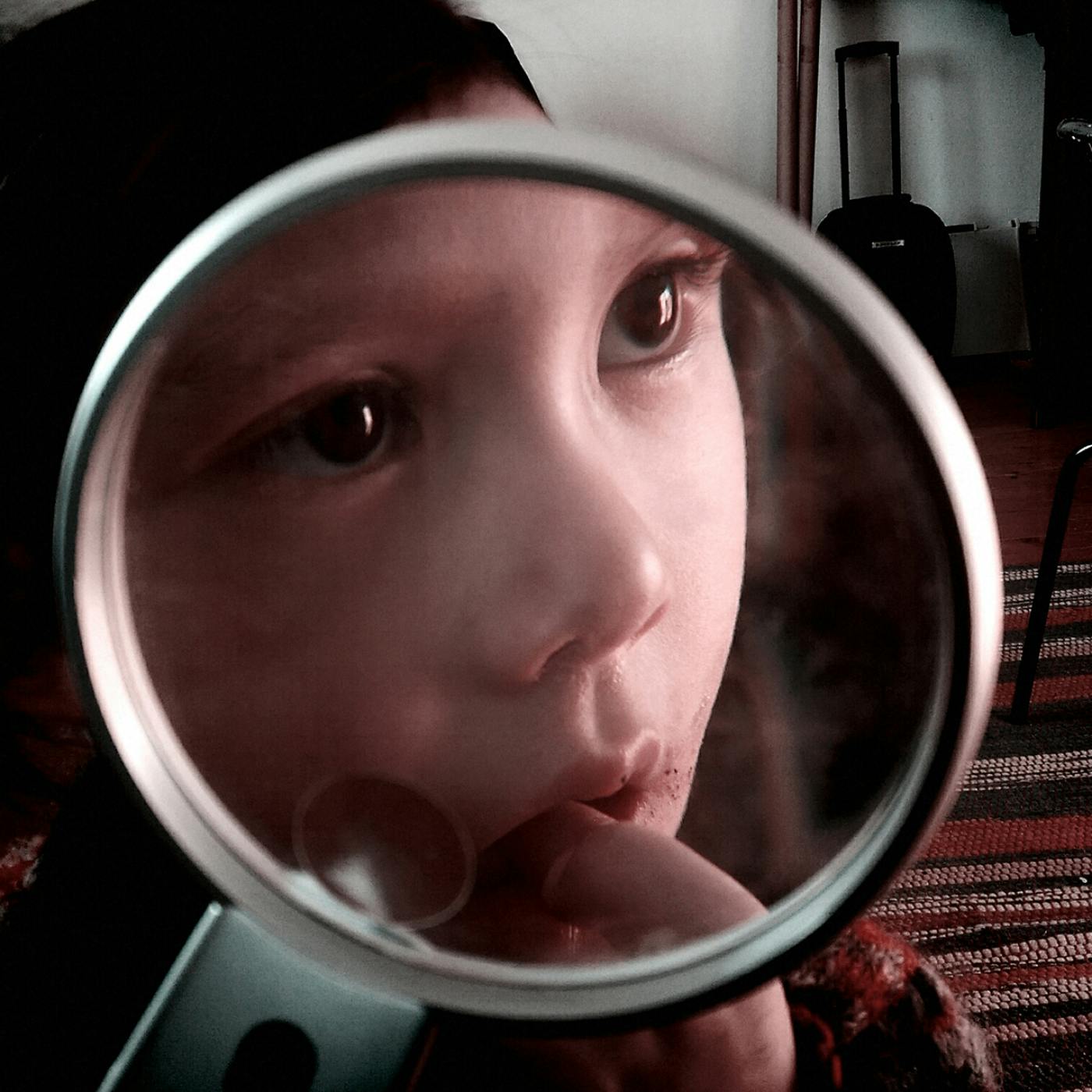 Otrokov obraz, fotografiran skozi povečevalno steklo