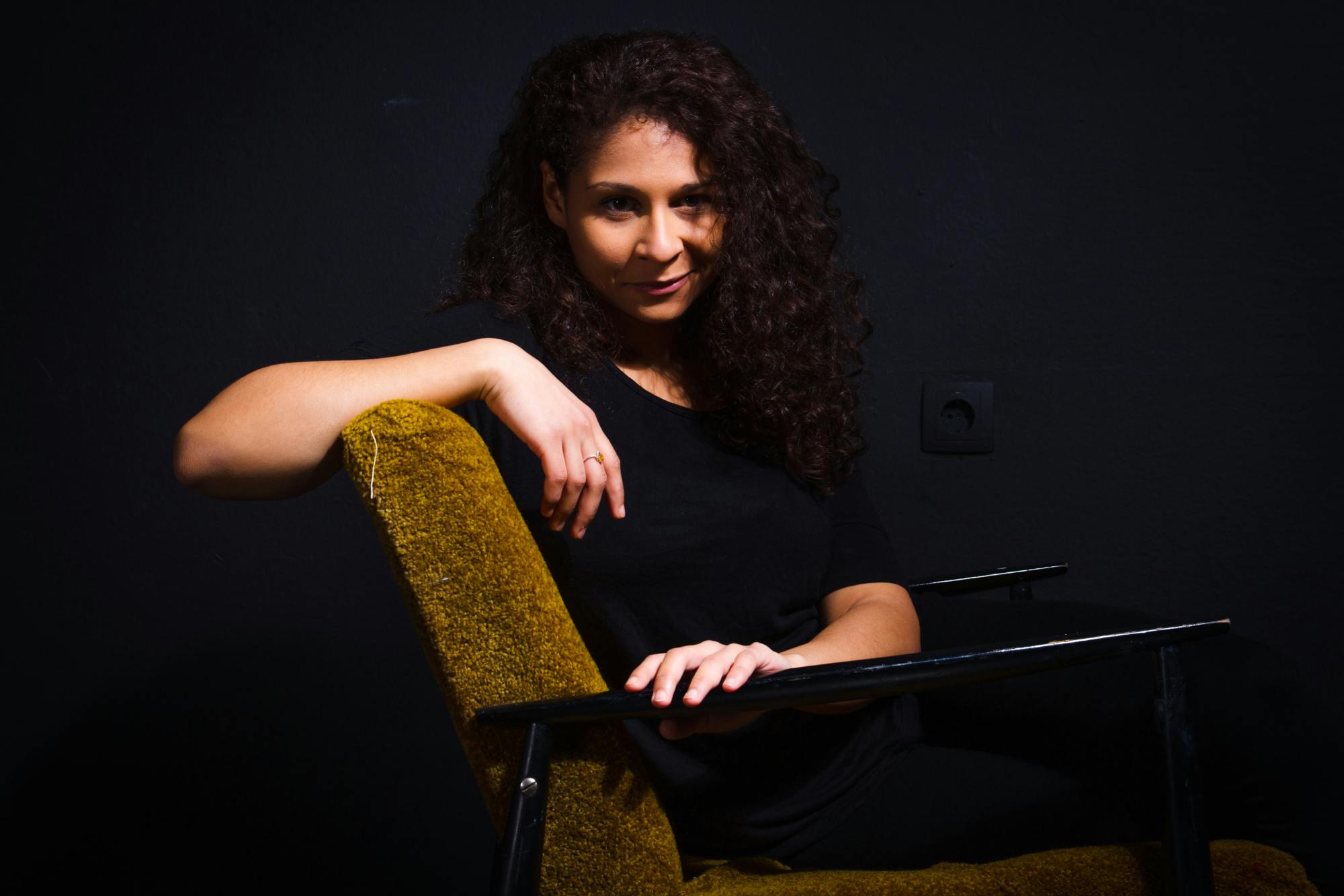 Lina Akif sedi na stolu na odru