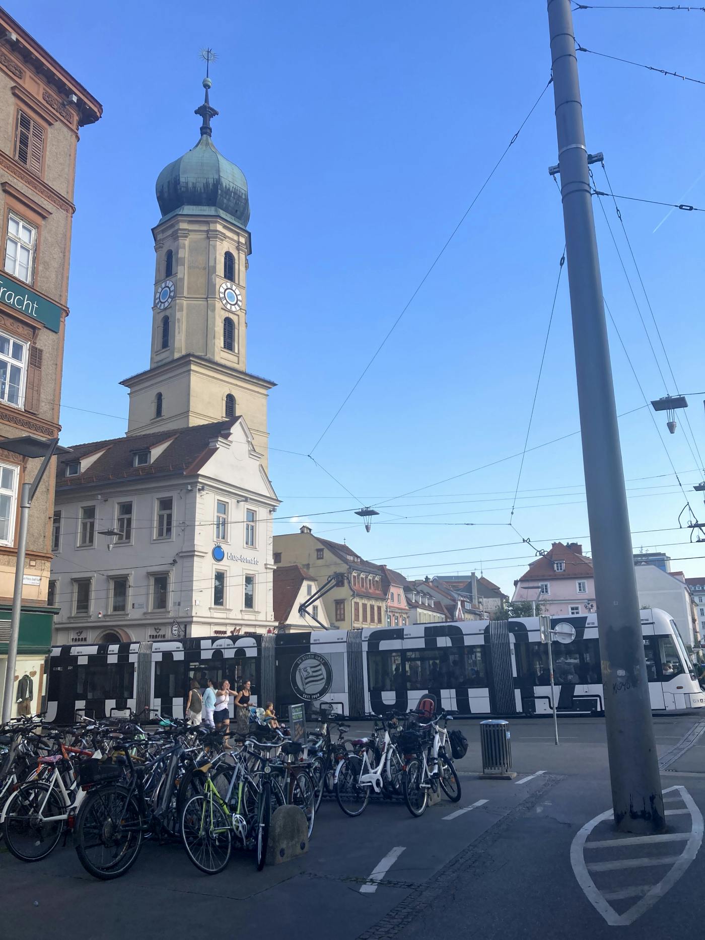 Ulica Gradca s cerkvenim turnom in tramvajem