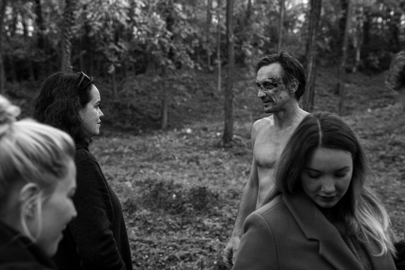 Zakulisje snemanja filma, v fokusu sta Marko Mandić in Sonja Prosenc med pogovorom