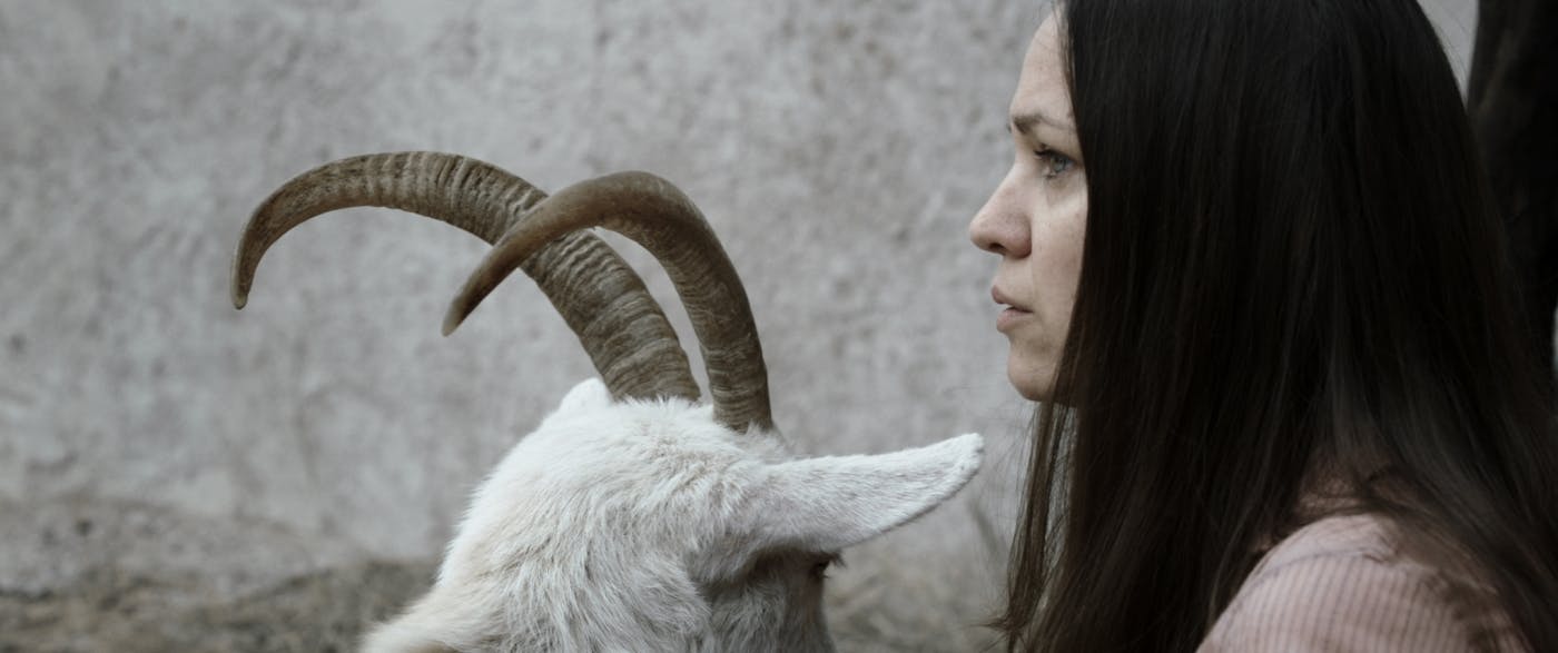 Kader iz filma z mlado žensko in kozorogom