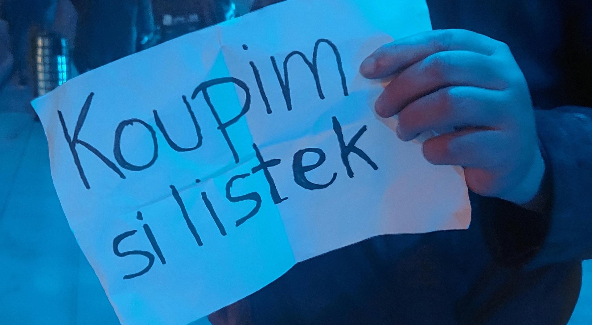 List v rokah z napisom "Koupim si listek"