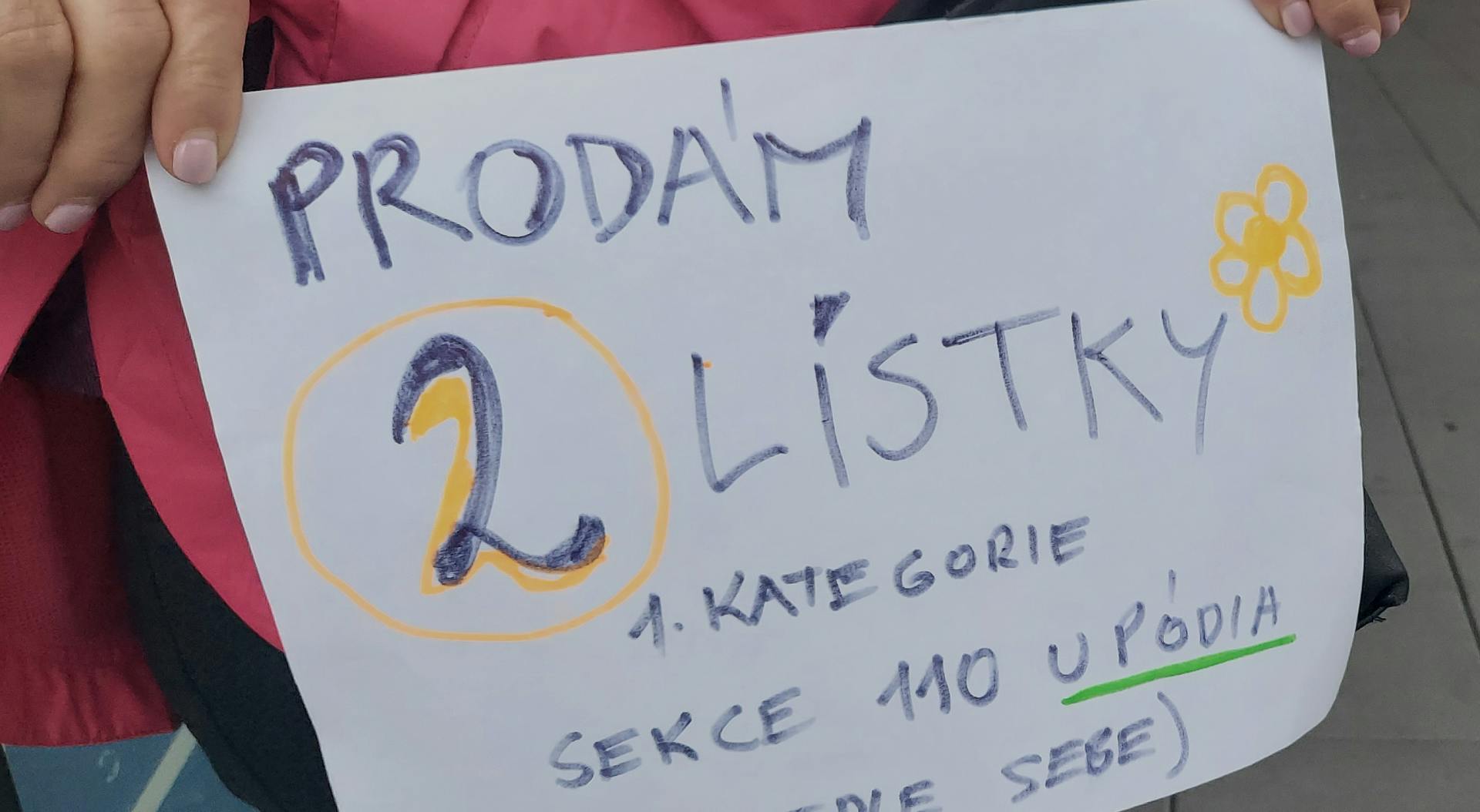 List v rokah z napisom prodaje kart