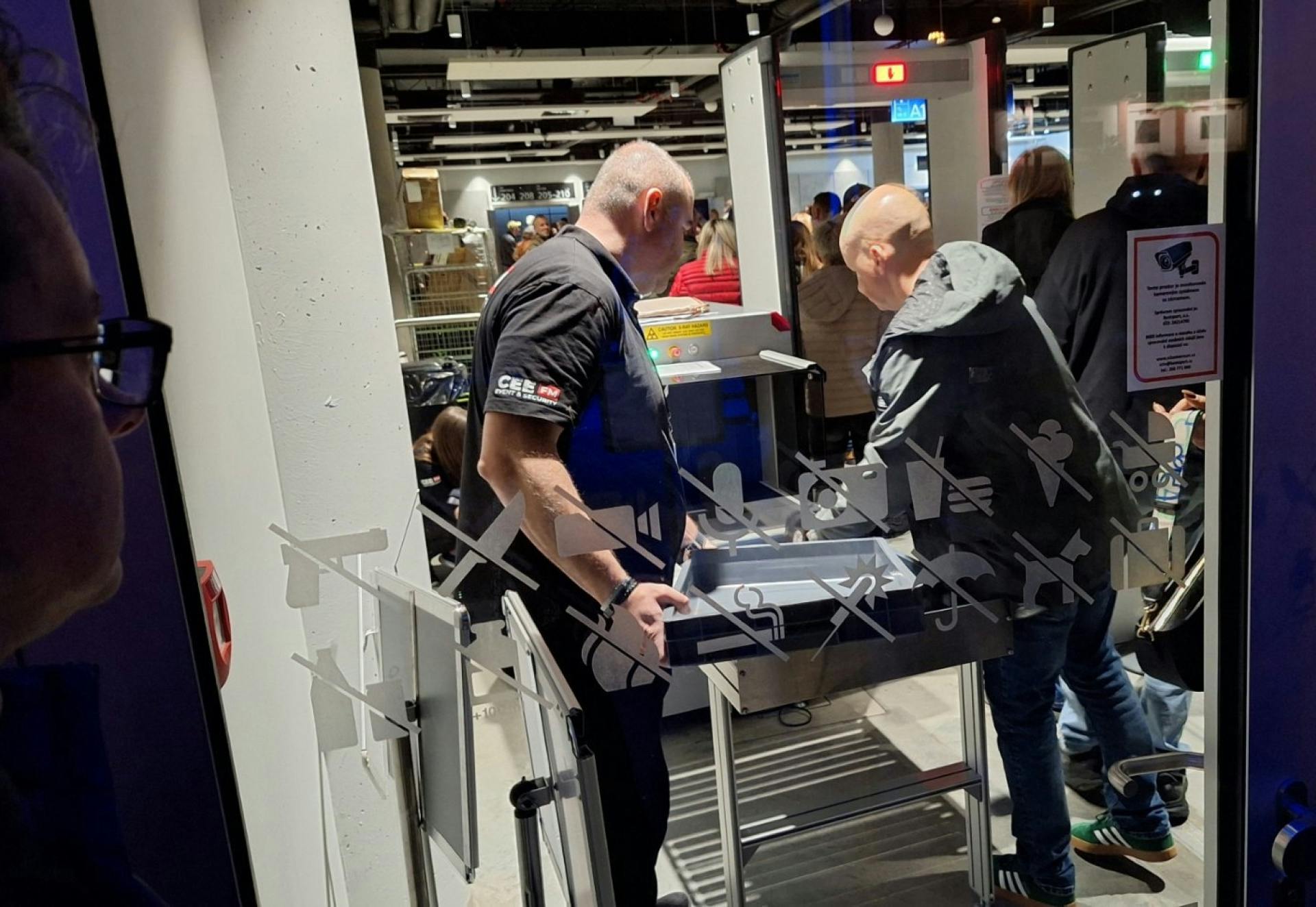 Odlaganje stvari na pladenj pred varnostniki