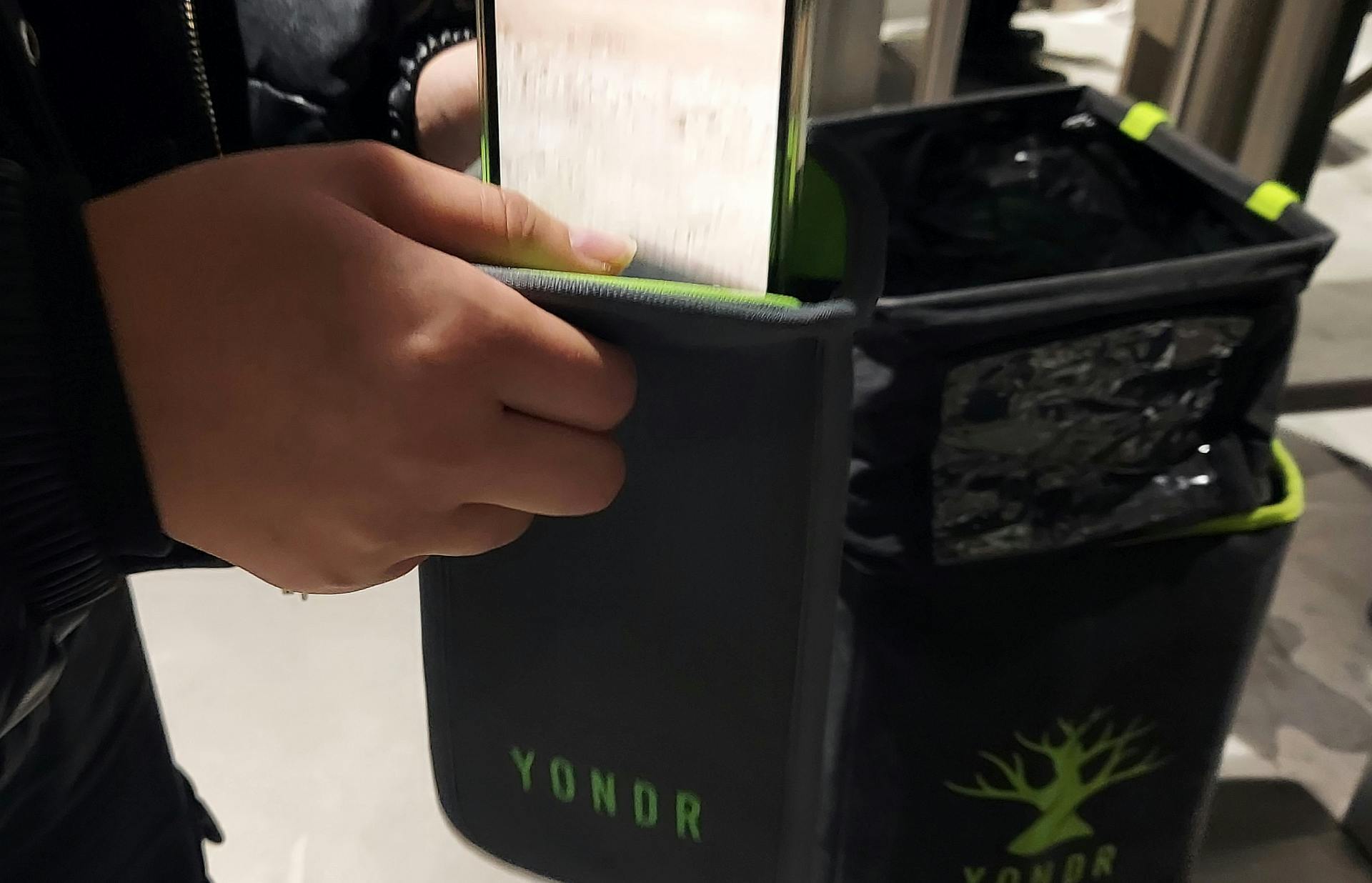 Pospravljanje telefona v torbico