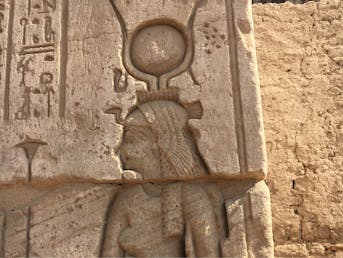 Kleopatra vklesana v steno.