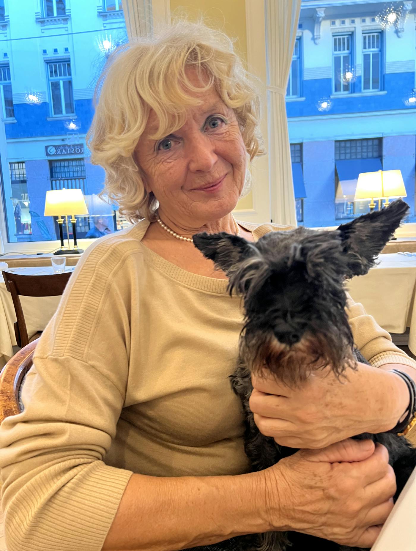 Darja Lovšin s svojim šnavcerjem v naročju