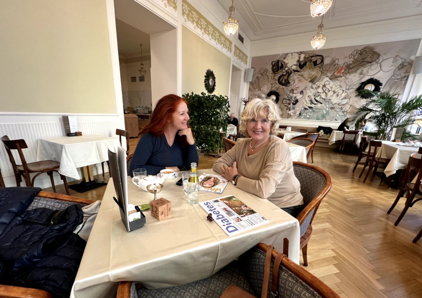 Sonja Javornik in Darja Lovšin v restavraciji