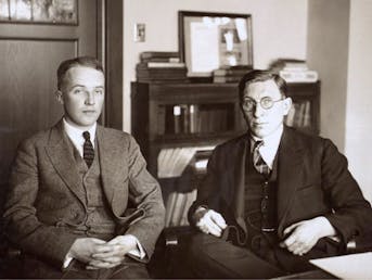 Starejša sepijasta fotografija dveh moških v oblekah