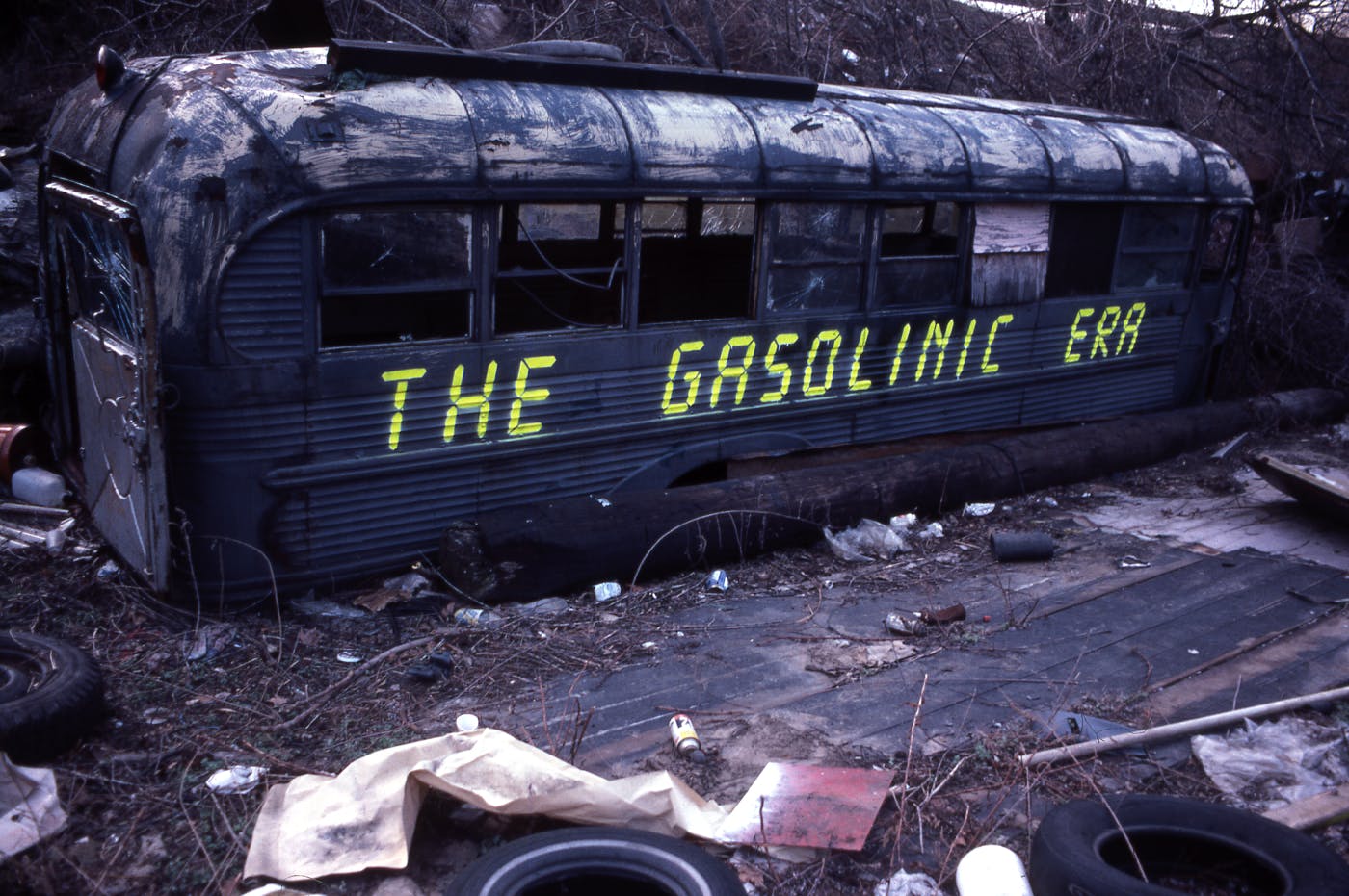 Zapuščen avtobus z Feknerjevim grafitom - The Gasolinic Era