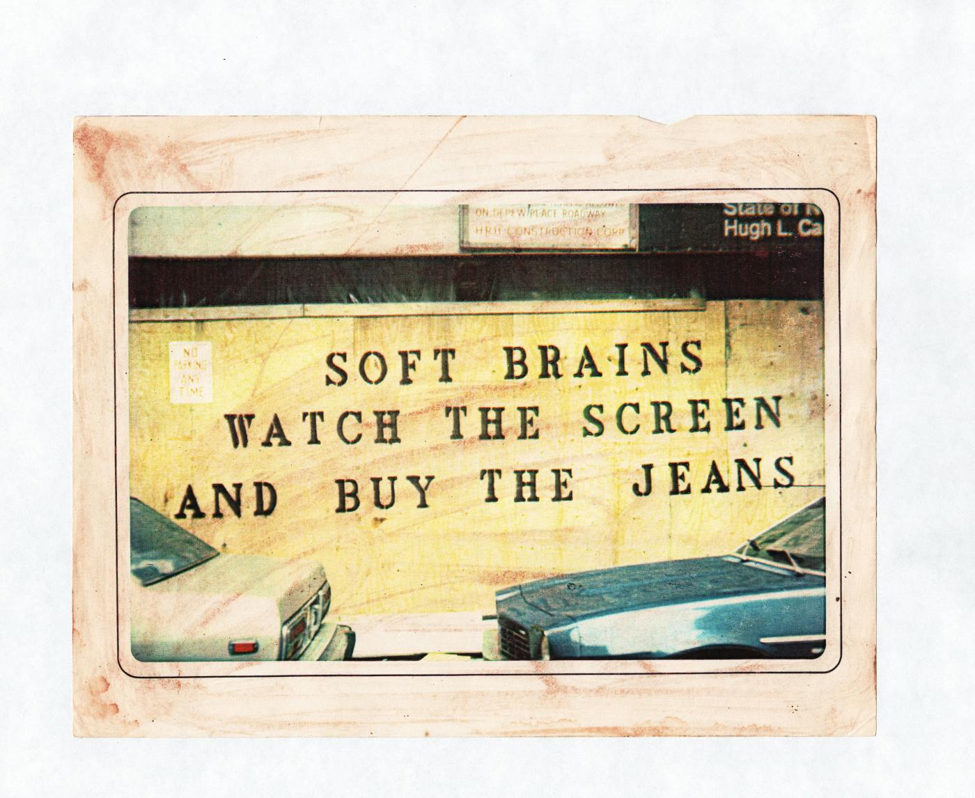 Fotografija Feknerjevega grafita z napisom Soft brains watch the screens and buy the jeans