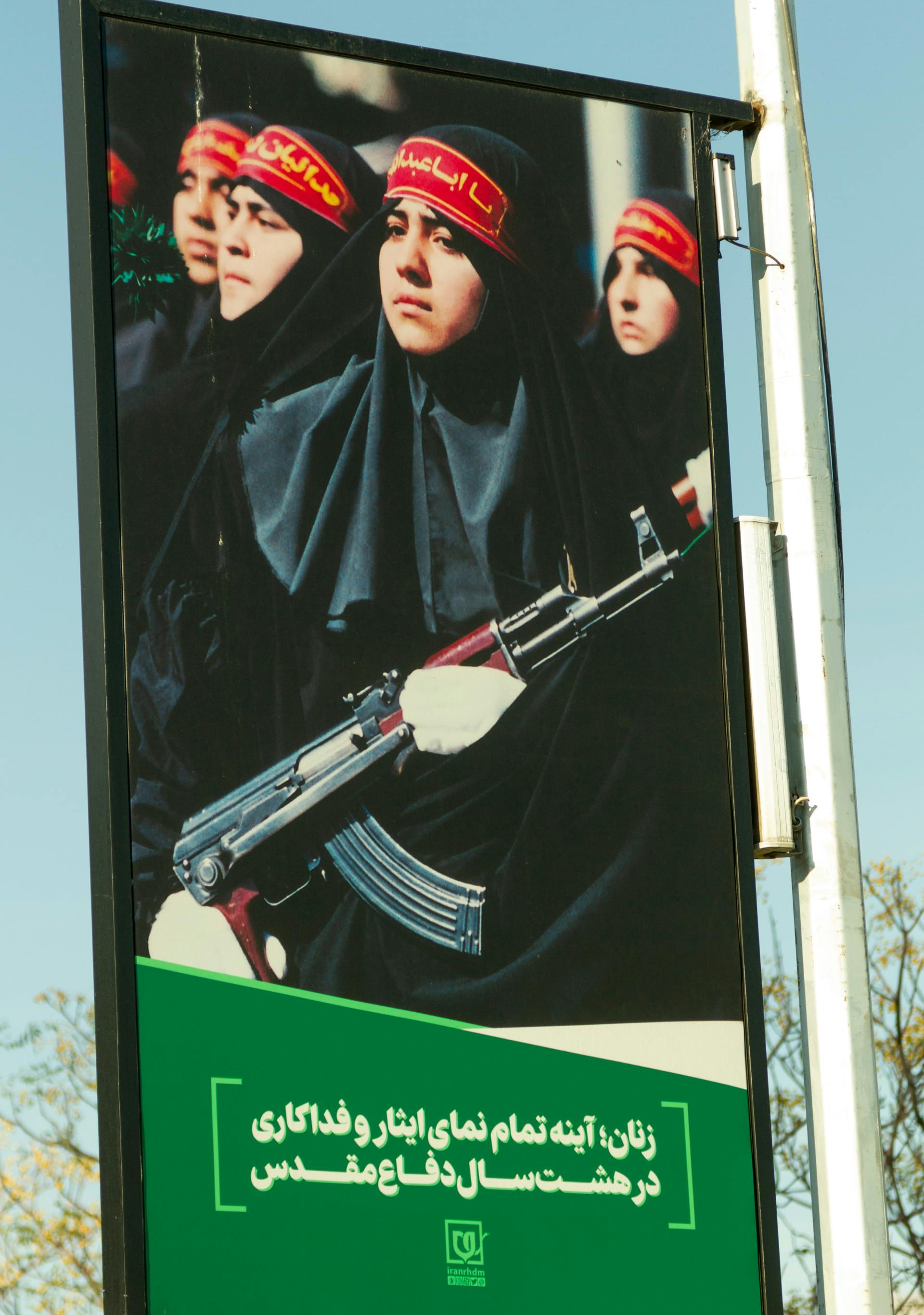 Plakat z ženskimi iranskimi vojakinjami