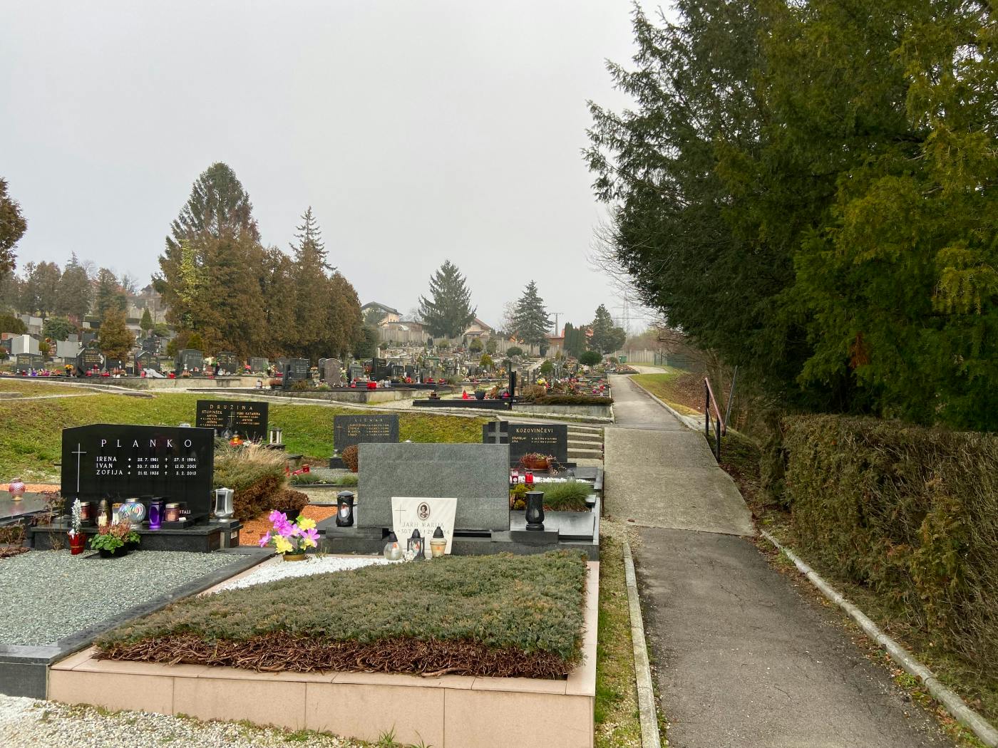 Potka na pokopališču, ob kateri so grobovi