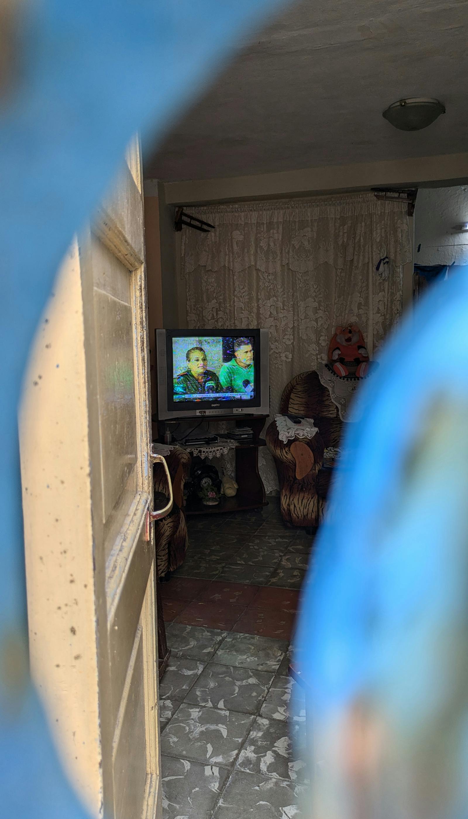 Dnevna soba, fotografirana skozi odprta vrata