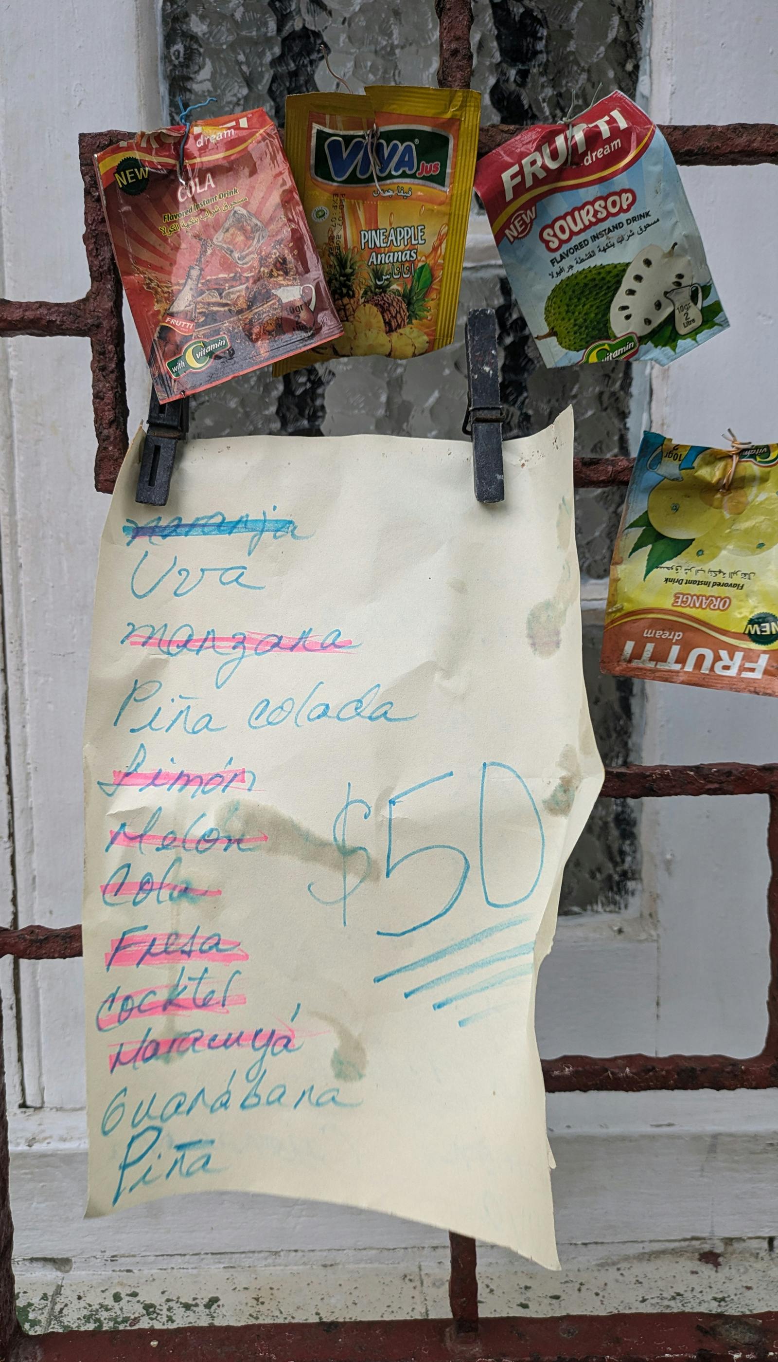 Na roke napisana cena prodajnih izdelkov