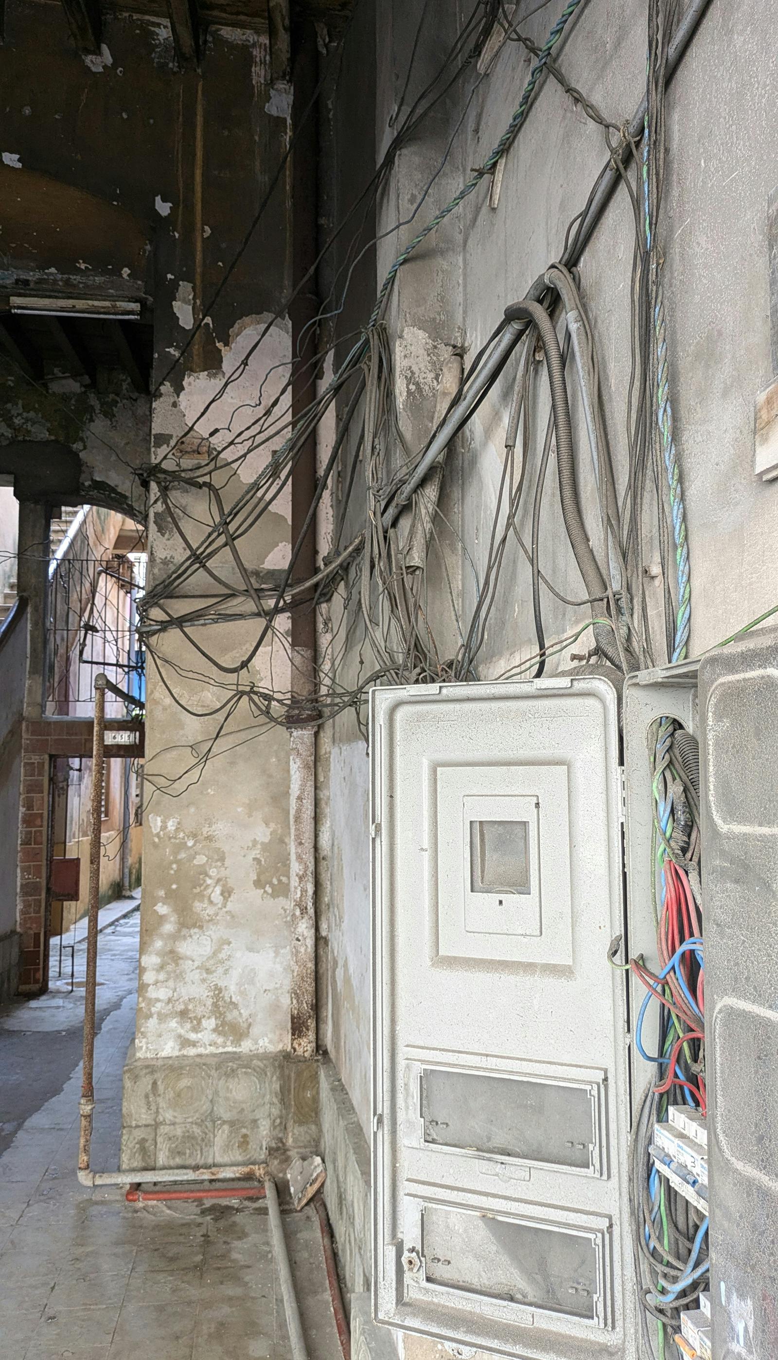 Kup električnih žic na zunanji steni stavbe