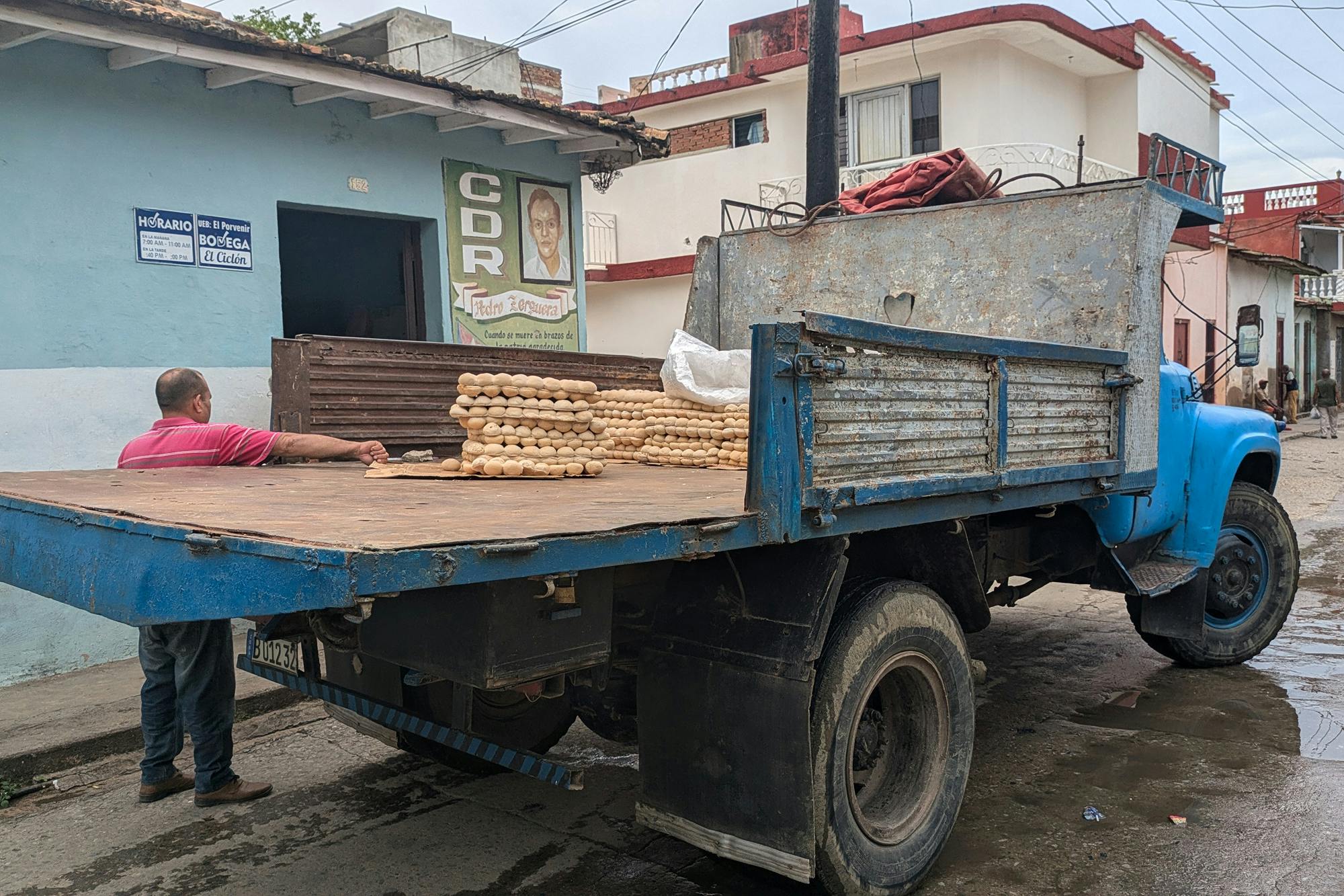 Moški prelaga kruh z zadnjega dela poltovornjaka