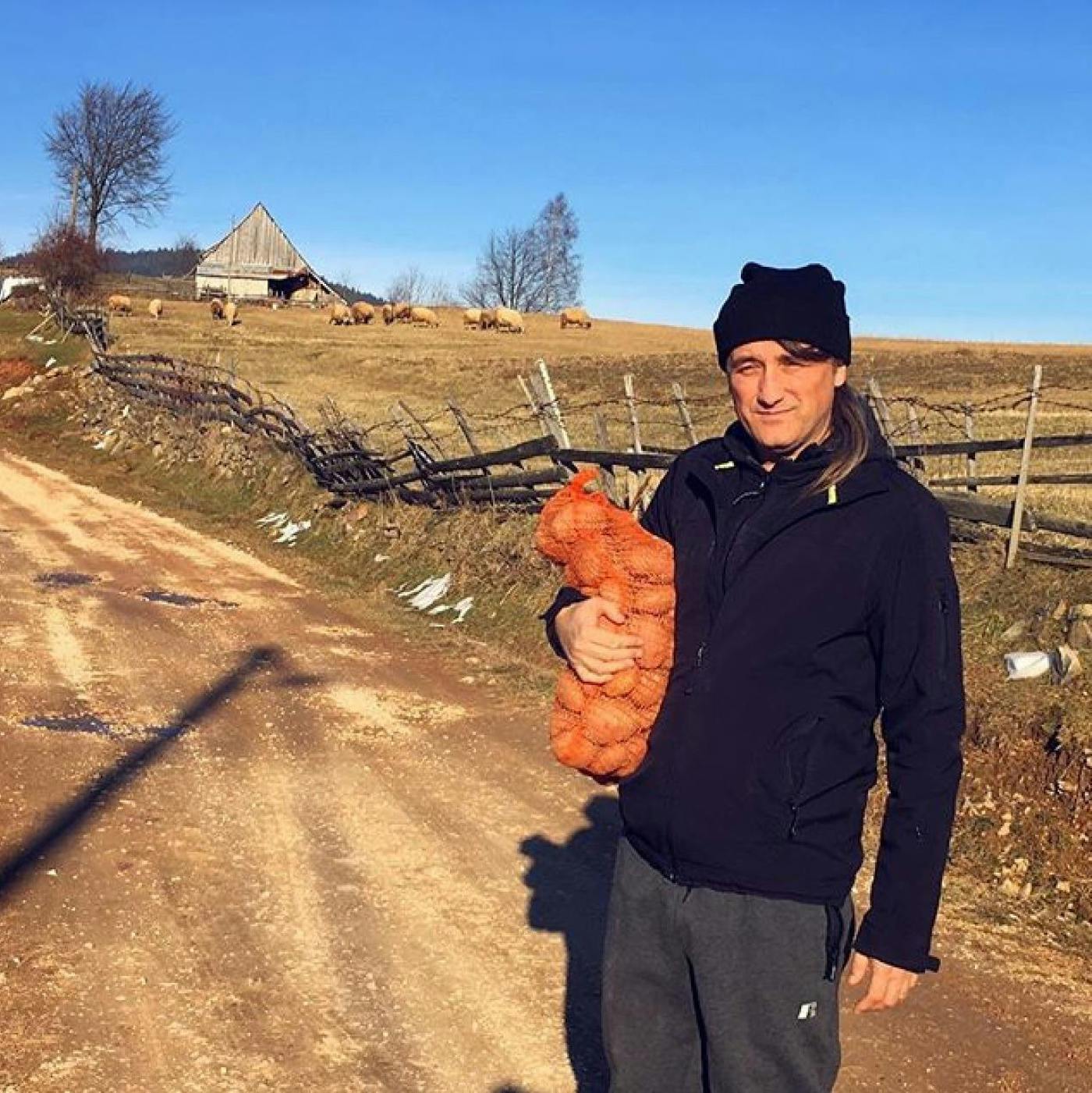 Saša Lošić na podeželju, z vrečo krompirja v rokah