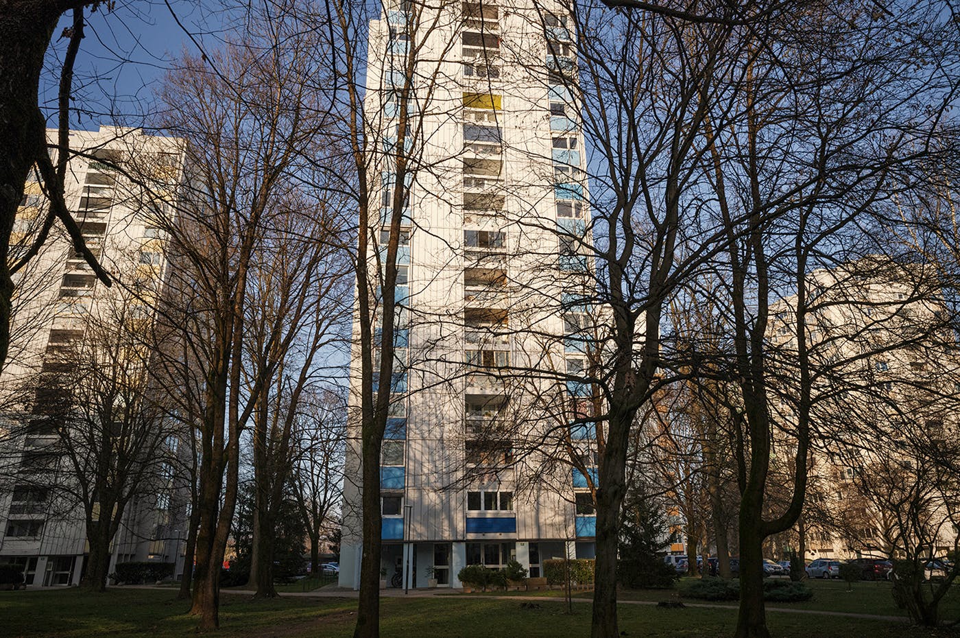 Visok stanovanjski blok, fotografiran od zunaj