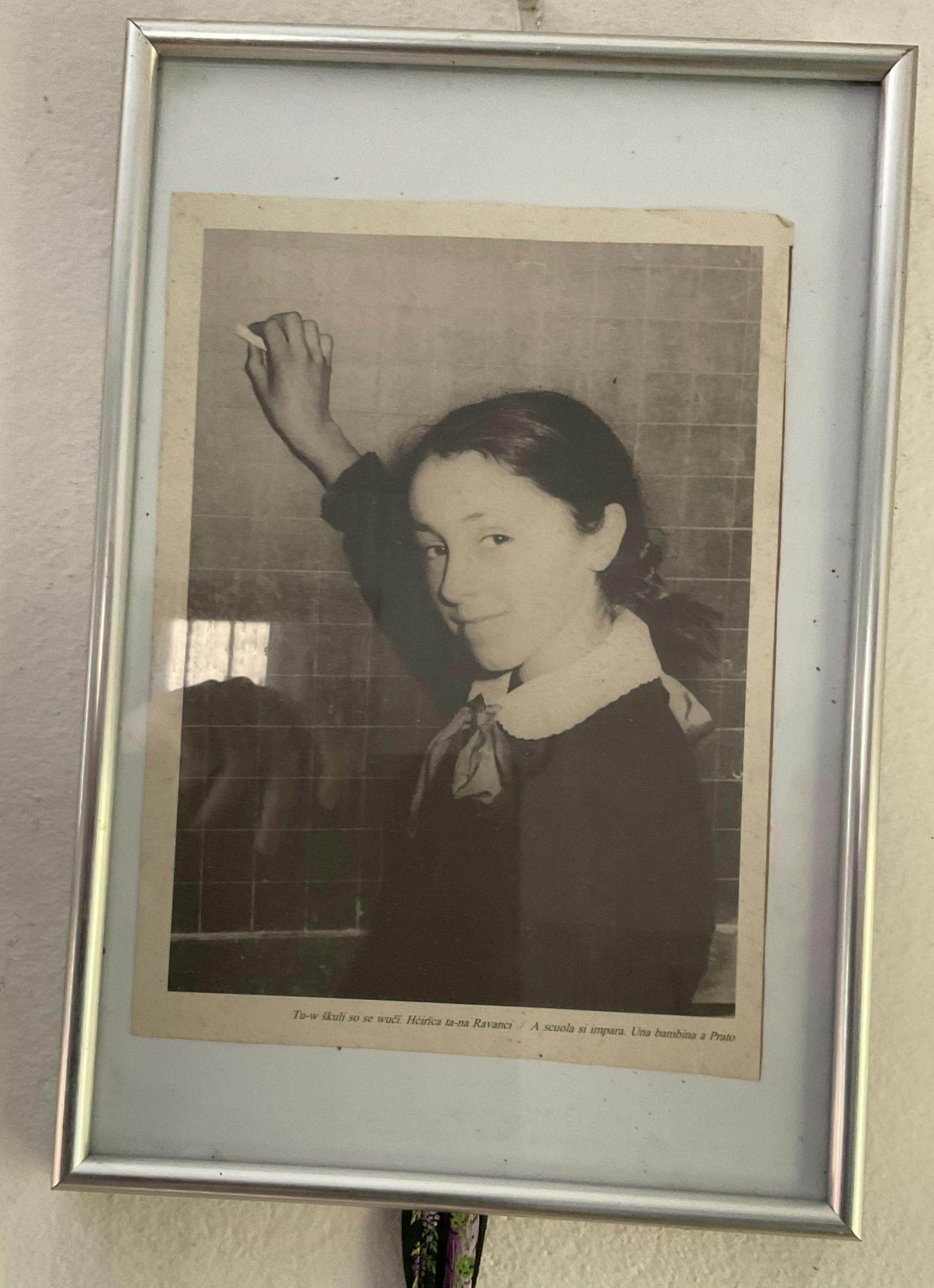 Fotografija črno-bele fotografije mladega dekleta v okvirju