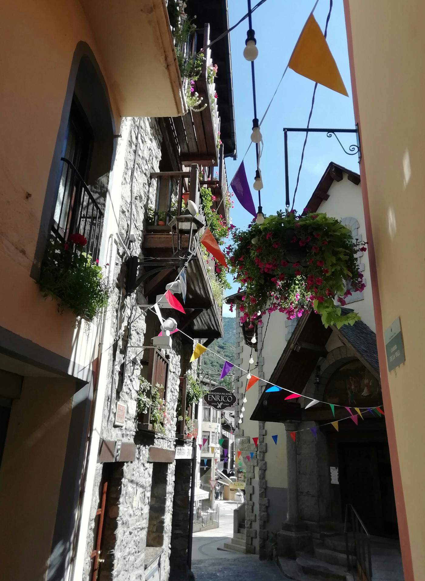 Staromeščanska ulica z barvnimi zastavicami