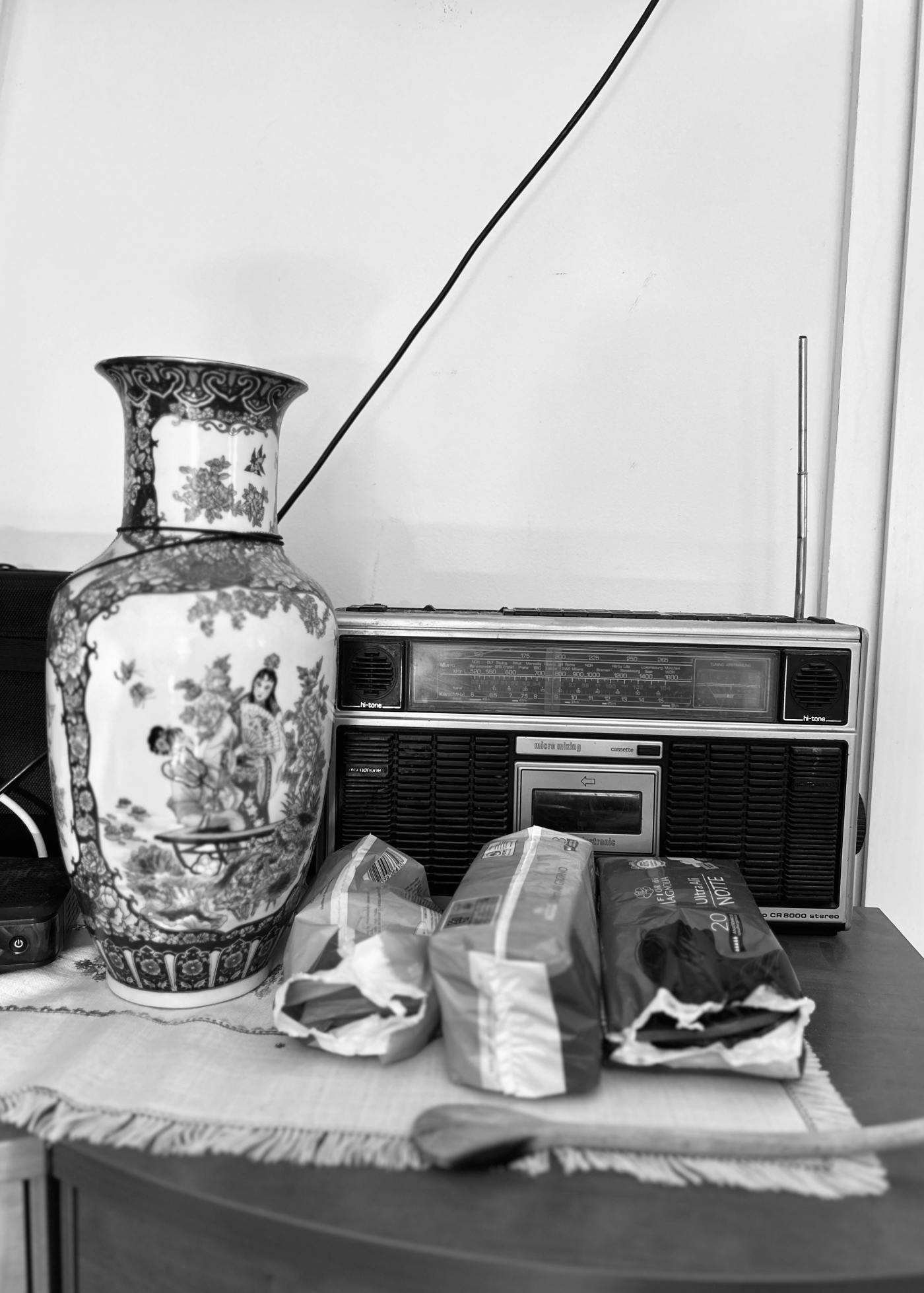 Starinski radio, zraven katerega je dekorativna vaza