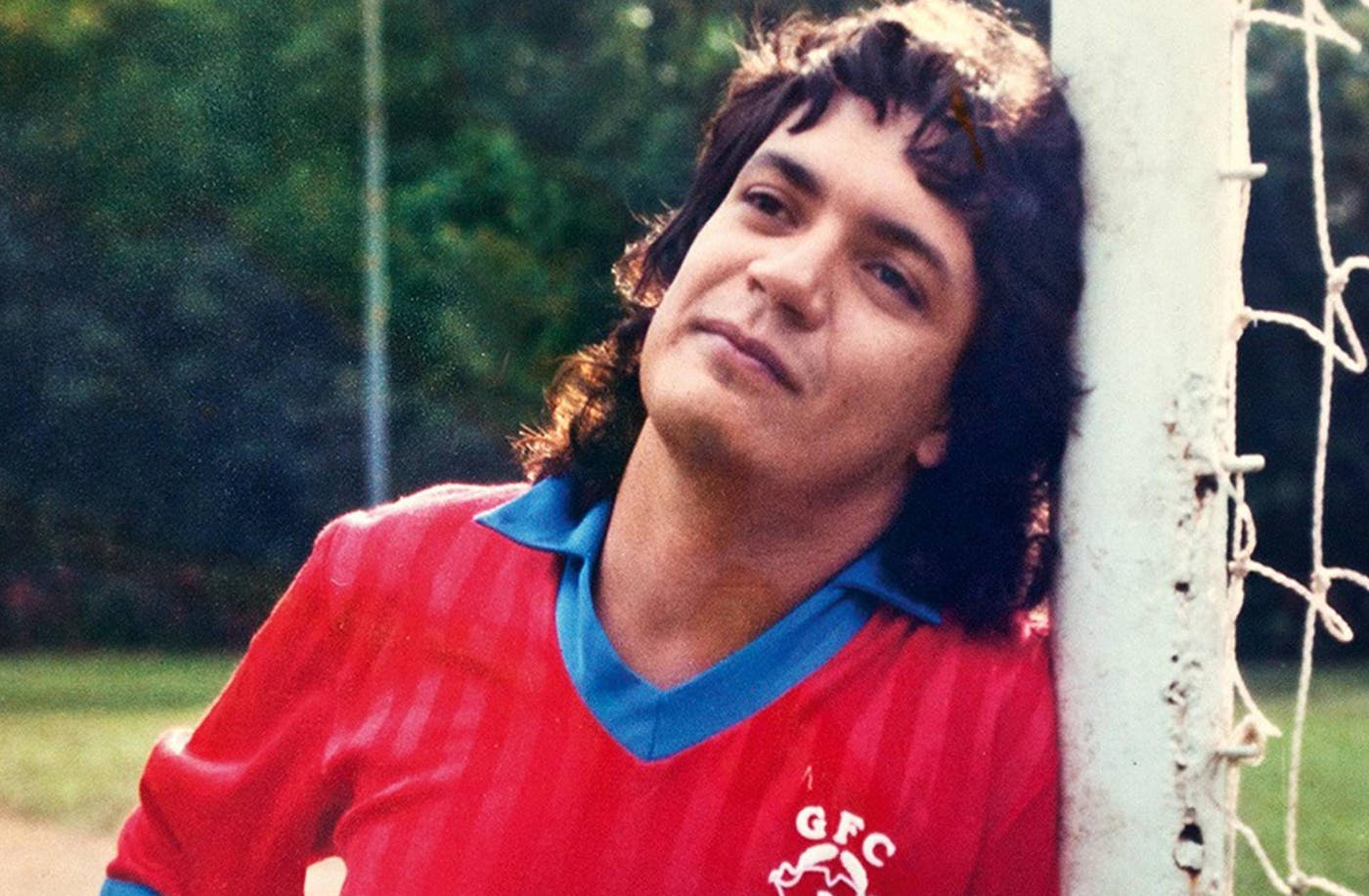 Carlos na nogometnem igrišču, naslonjen na gol
