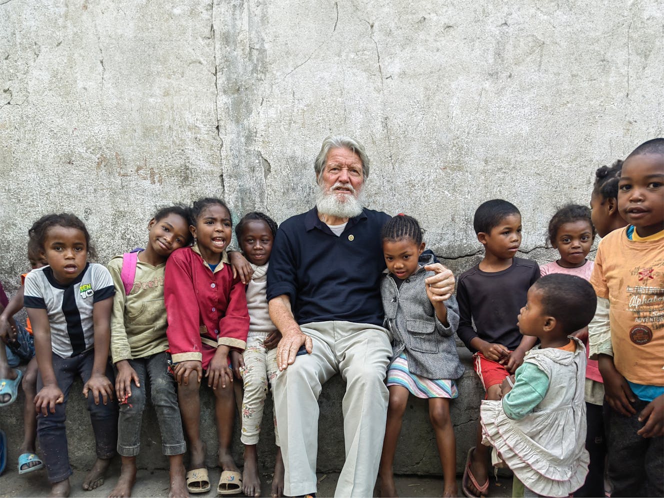 Pedro Opeka s skupino otrok