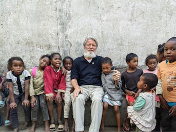 Pedro Opeka s skupino otrok