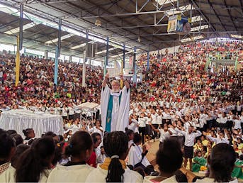 Pedro Opeka med maševanjem pred ogromno skupino ljudi na Madagaskarju