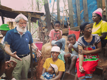 Peter Opeka z domačini Madagaskarja