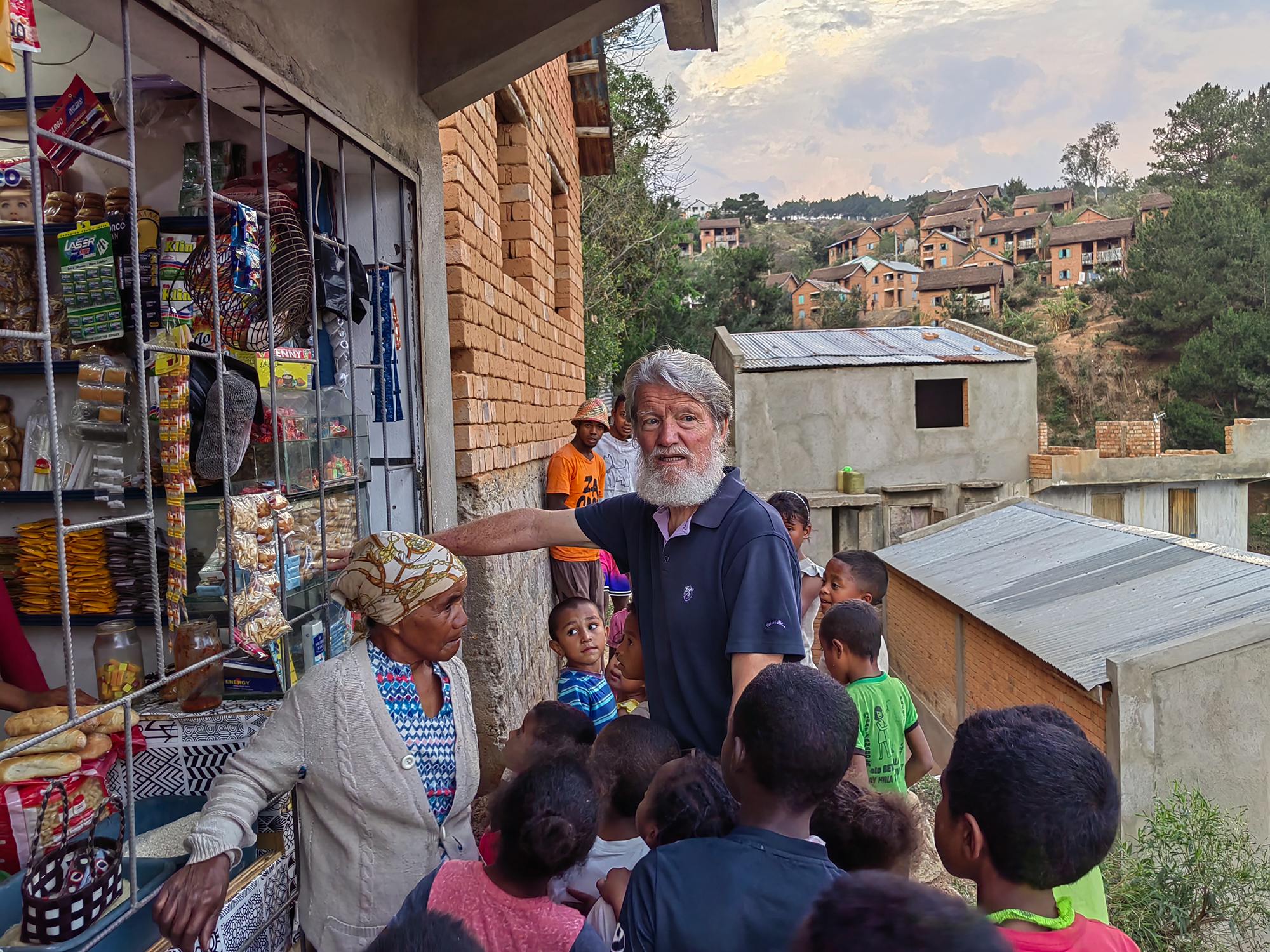 Peter Opeka z domačini Madagaskarja
