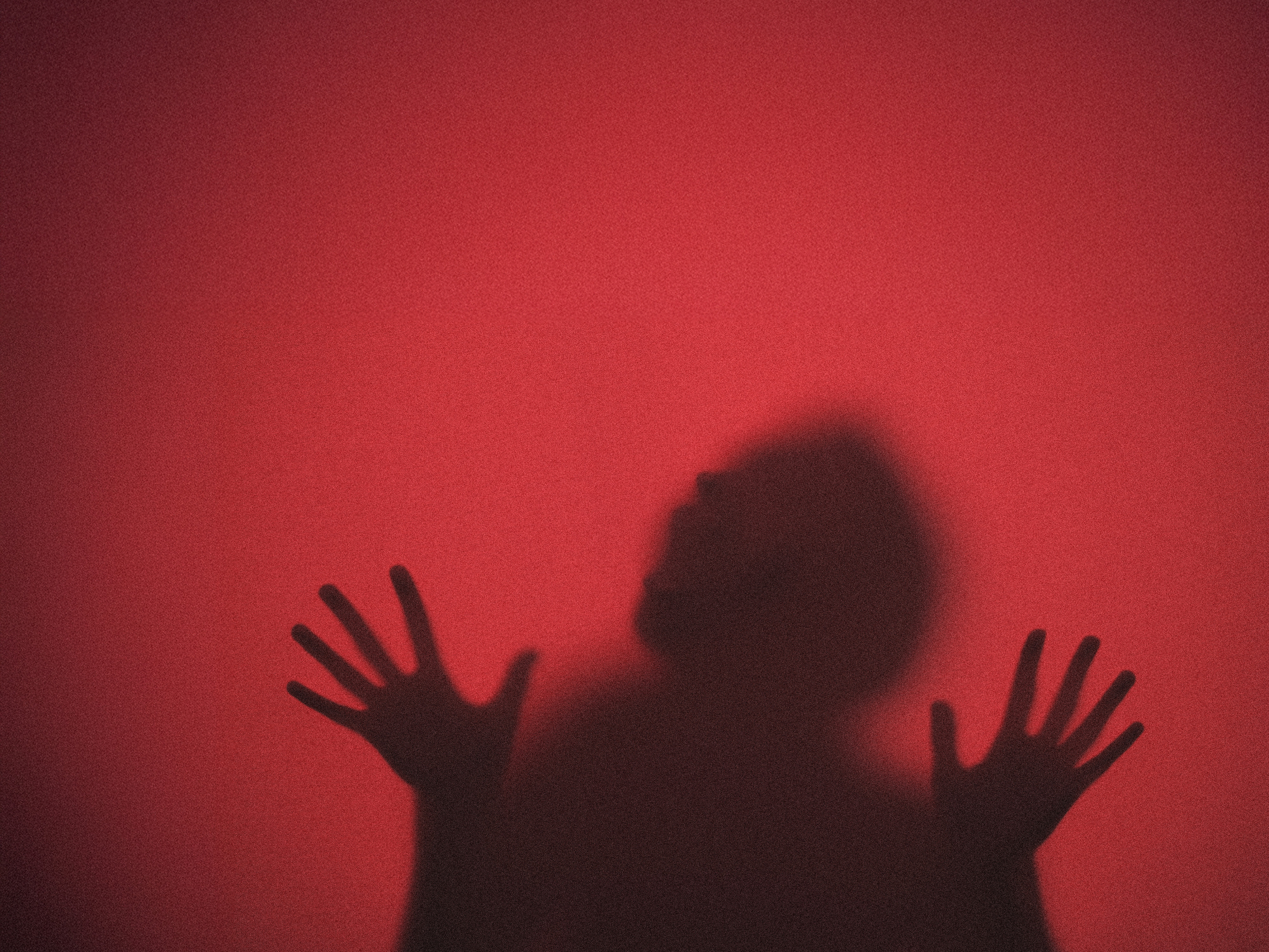 Silhueta osebe, ki kriči