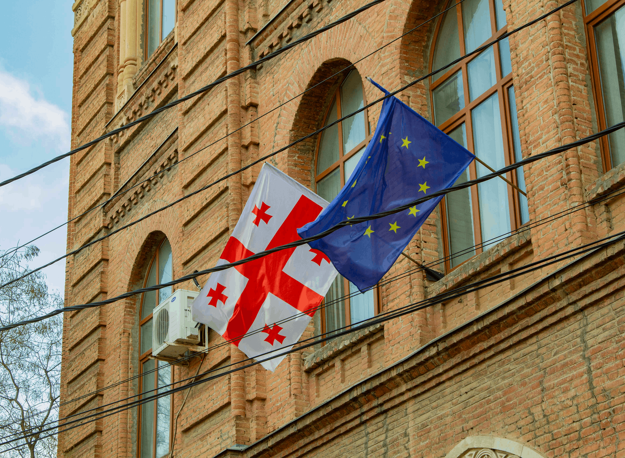 Gruzijska zastava in zastava EU, ki plapolata s stavbe