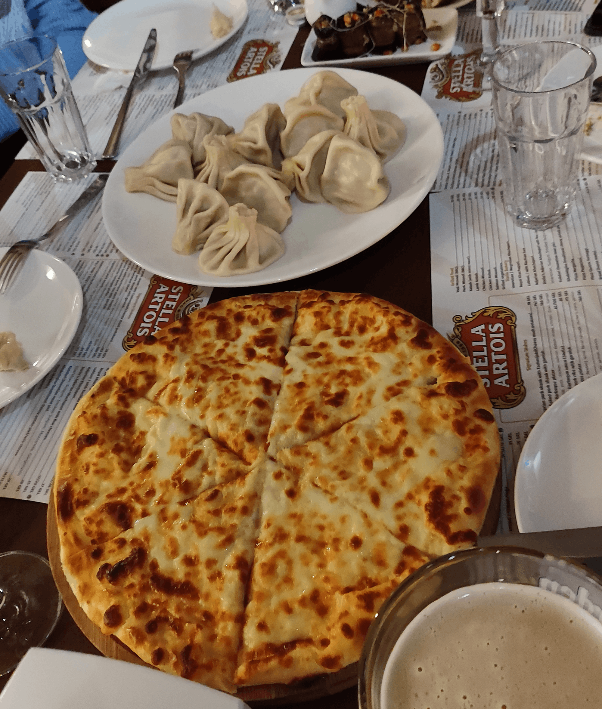 Miza s hrano v restavraciji