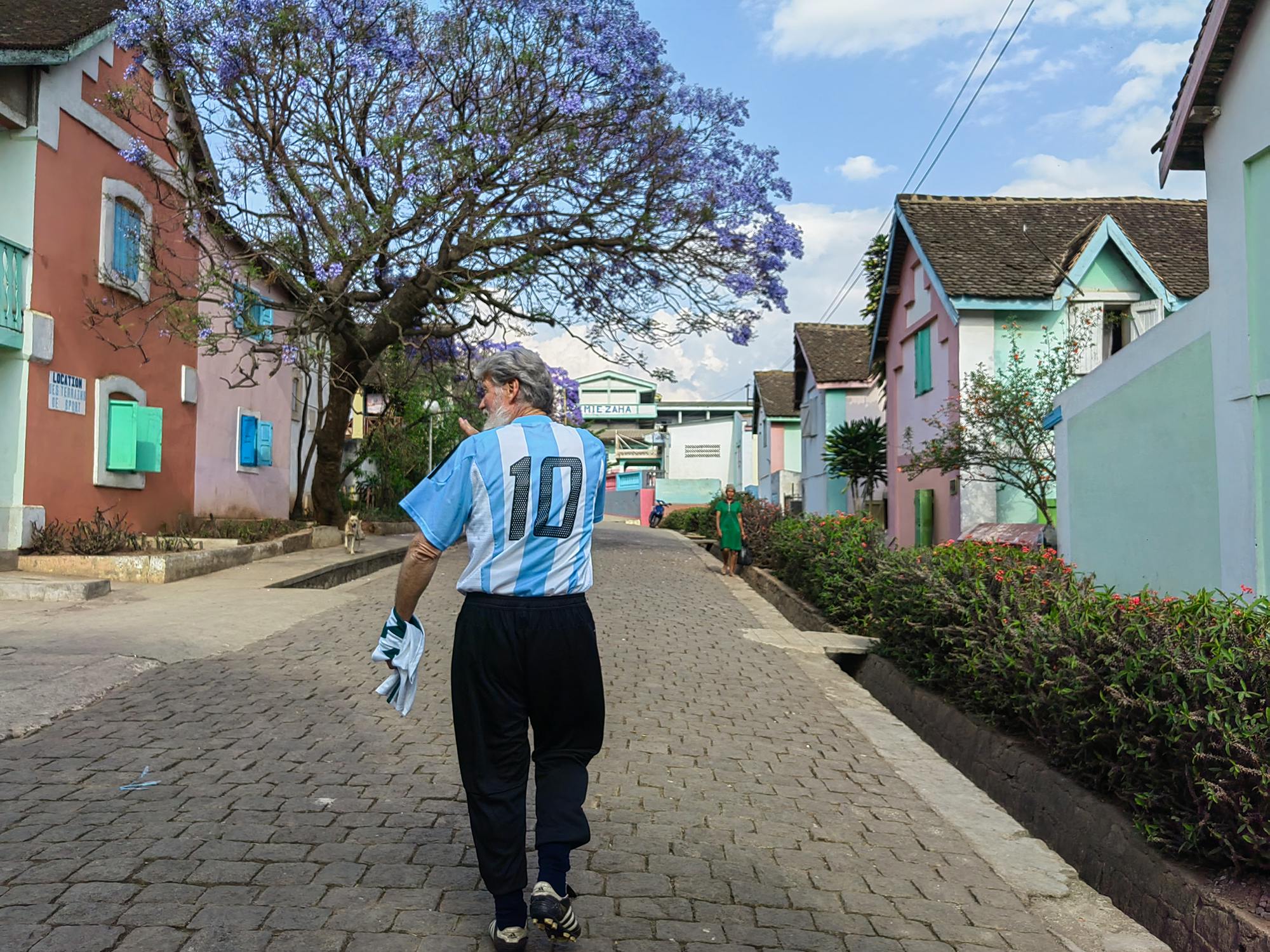 Peter Opeka v argentinskem nogometnem dresu na ulici