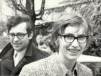 Stara črno-bela fotografija dveh nasmejanih mladih moških z očali