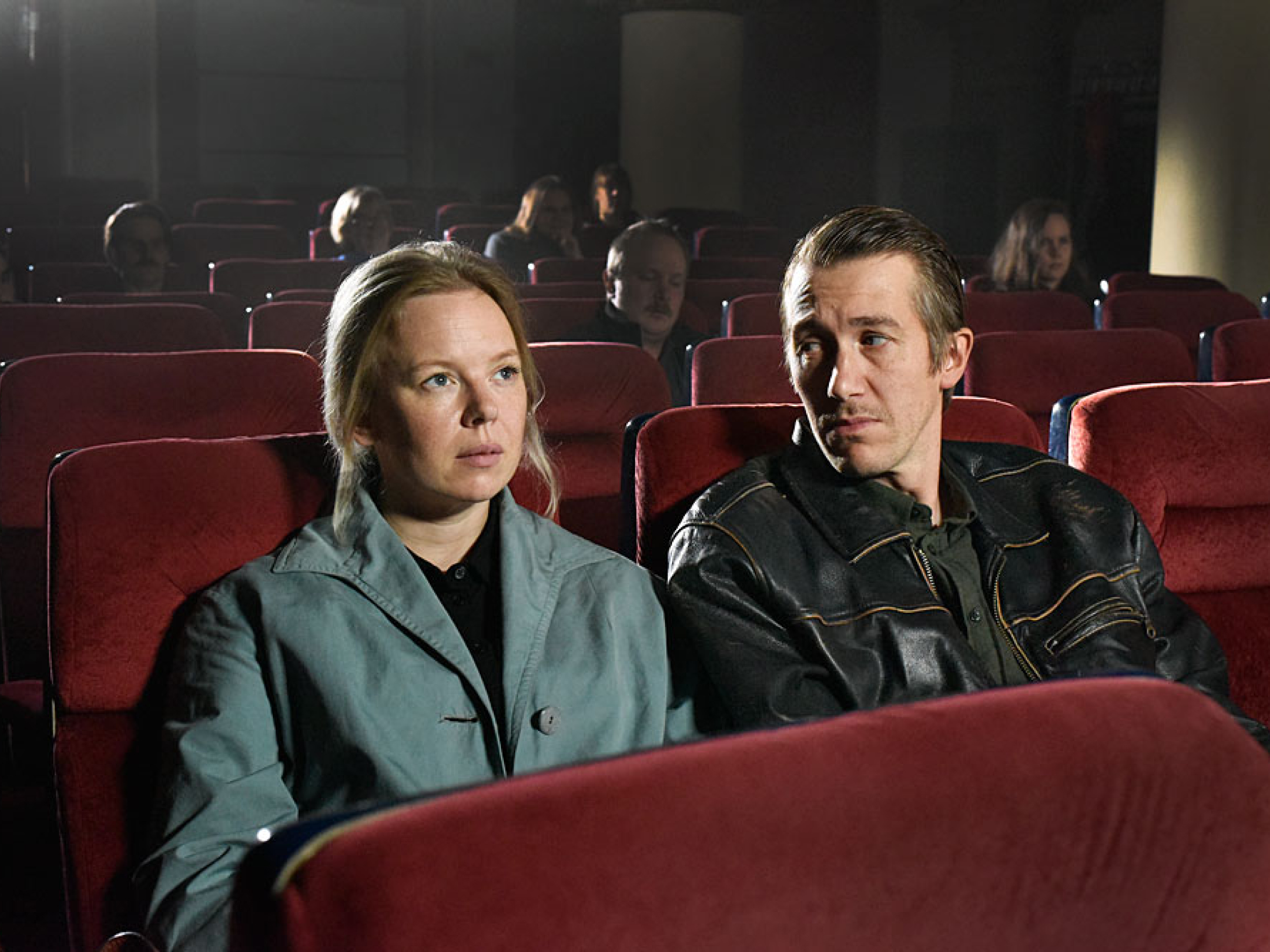 moški in ženska v kinodvorani